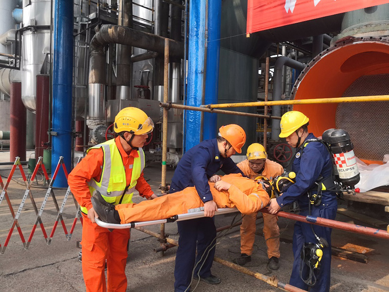 弘旭公司開(kāi)展受限空間作業(yè)應(yīng)急救援演練(圖2) 弘旭公司開(kāi)展受限空間作業(yè)應(yīng)急救援演練(圖2)