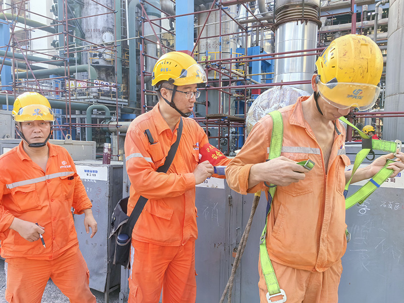 弘旭公司開展瀘天化硝區(qū)大修現(xiàn)場安全帽、安全帶、安全網(wǎng) 使用情況檢查(圖1)