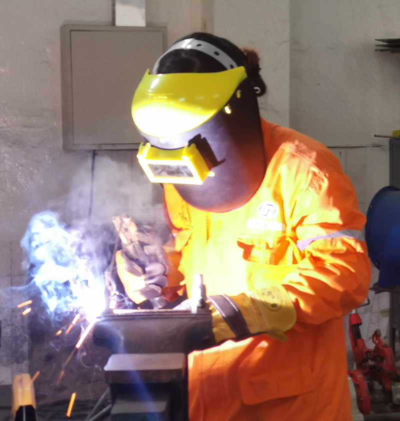 永不褪色的女勞?！浐胄窆倦妰x防腐工程處葉華蘭(圖1)