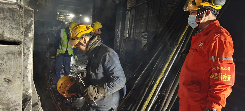 堅(jiān)守崗位過(guò)清明 奮斗實(shí)干敬英烈(圖1) 堅(jiān)守崗位過(guò)清明 奮斗實(shí)干敬英烈(圖1)