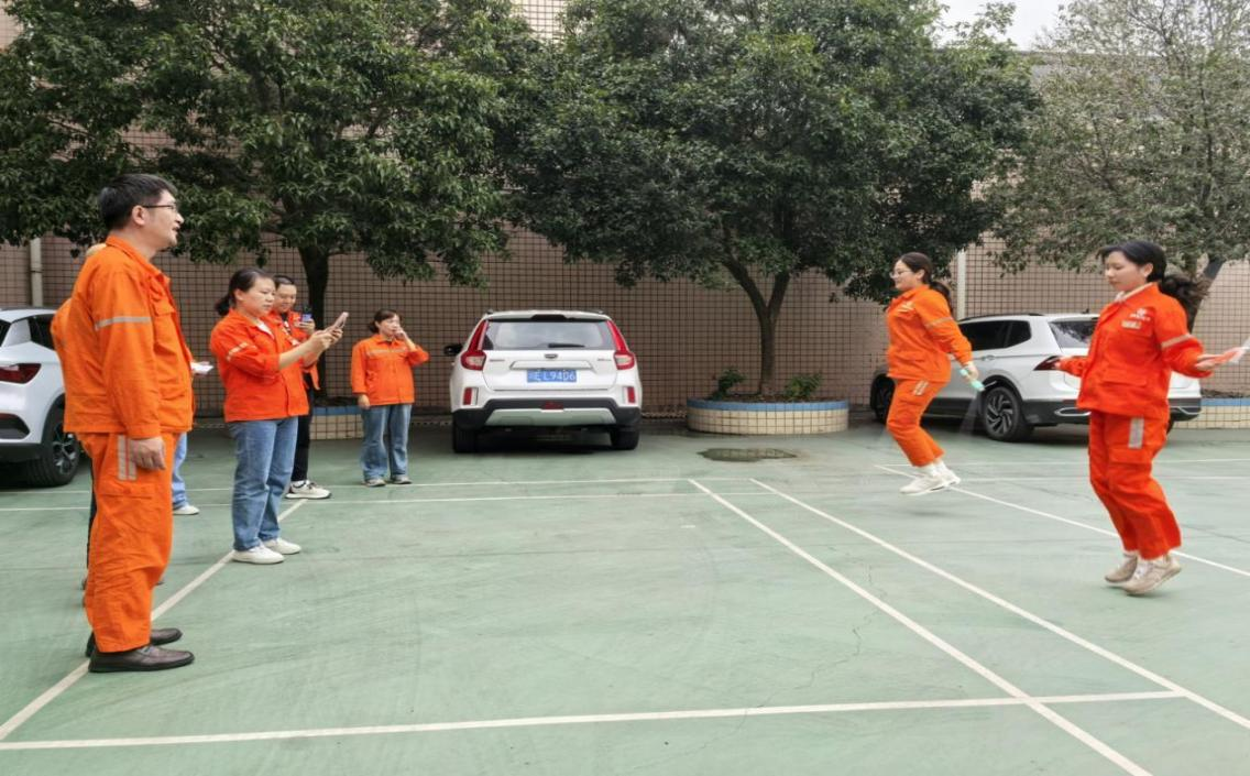 光芒四射，繩彩飛揚(yáng) ——弘旭公司工會開展秋季跳繩活動(圖1)