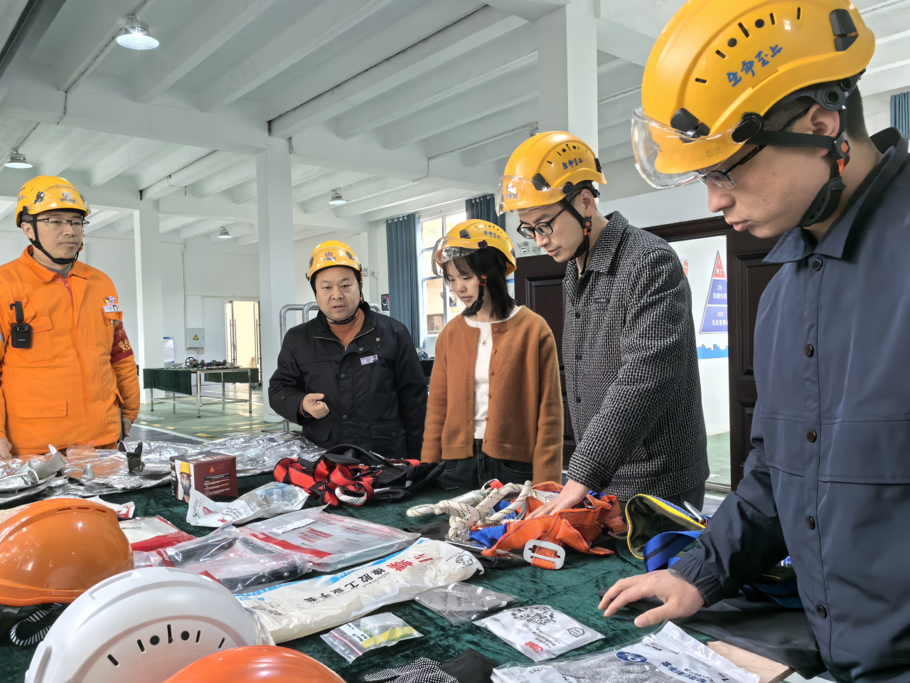 ?瀘天化集團安全生產(chǎn)專項督導組赴弘旭公司開展實地檢查(圖2) ?瀘天化集團安全生產(chǎn)專項督導組赴弘旭公司開展實地檢查(圖2)