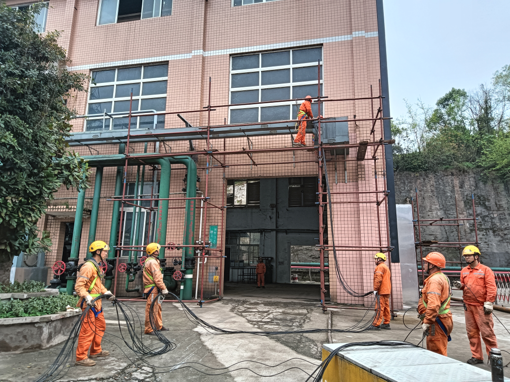 硝區(qū)大修進(jìn)行時(shí)，弘旭隊(duì)伍亮旗幟(圖1)