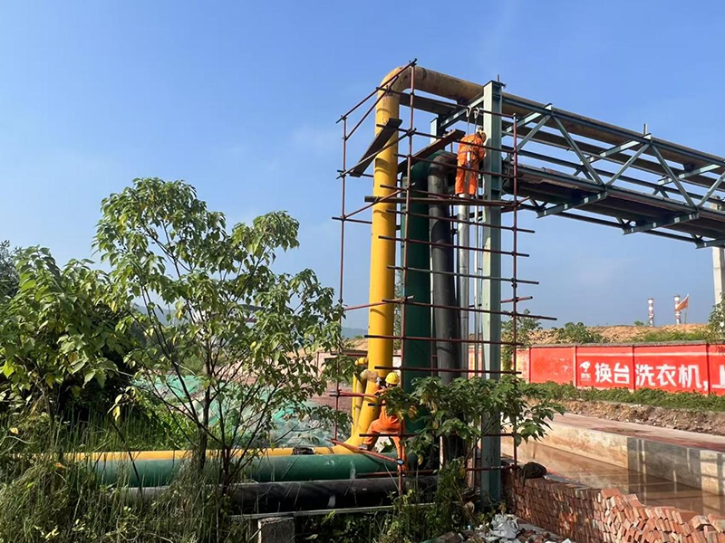 烈日“烤”驗下的堅守(圖1) 烈日“烤”驗下的堅守(圖1)