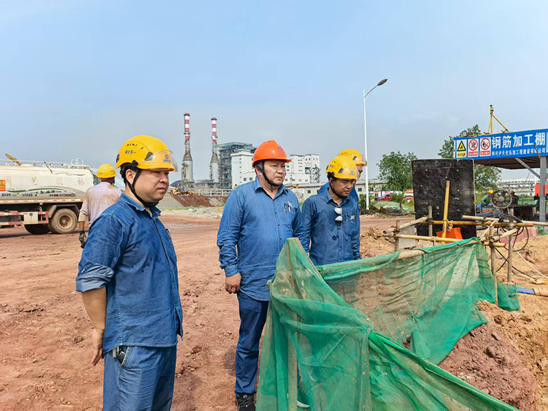 陳懋金到弘旭公司舊箱涵項目部指導(dǎo)工作(圖1)