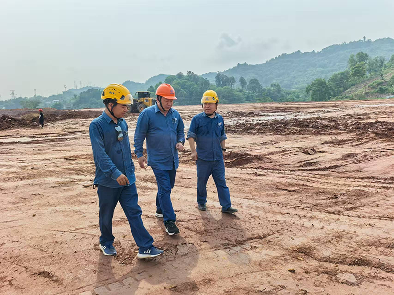 陳懋金到弘旭公司舊箱涵項目部指導(dǎo)工作(圖3)