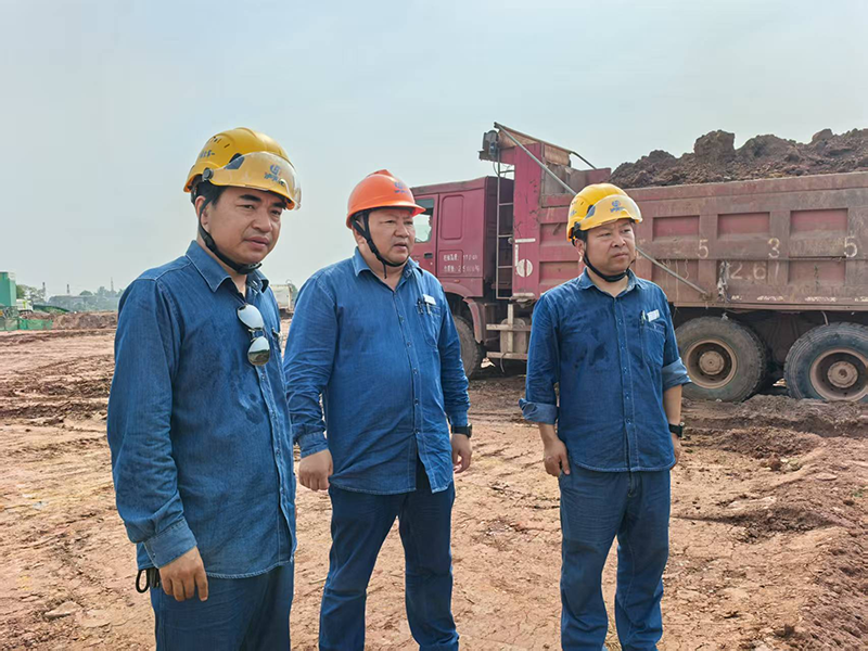 陳懋金到弘旭公司舊箱涵項目部指導(dǎo)工作(圖2)