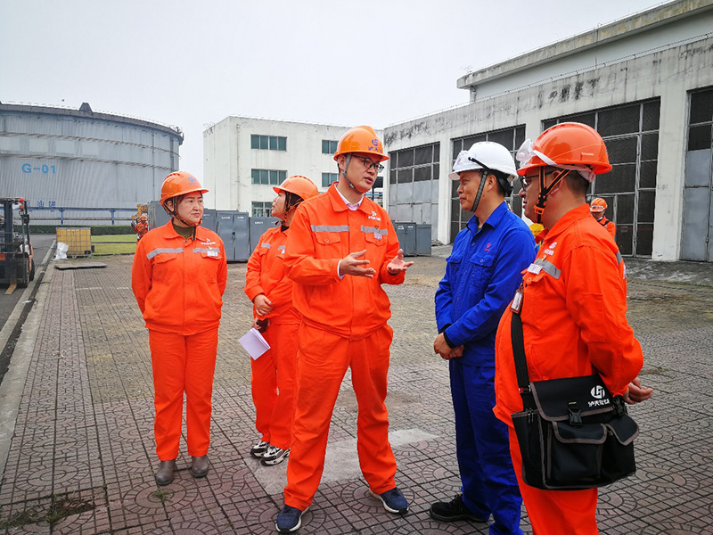 弘旭公司黨委書記熊輝率隊(duì)赴中海瀝青項(xiàng)目部檢查指導(dǎo)并慰問員工(圖1) 弘旭公司黨委書記熊輝率隊(duì)赴中海瀝青項(xiàng)目部檢查指導(dǎo)并慰問員工(圖1)