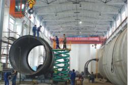 國內第二臺大型稀硝酸吸收塔制作現(xiàn)場(圖1) 國內第二臺大型稀硝酸吸收塔制作現(xiàn)場(圖1)