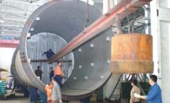 國內第二臺大型稀硝酸吸收塔制作現(xiàn)場(圖2) 國內第二臺大型稀硝酸吸收塔制作現(xiàn)場(圖2)