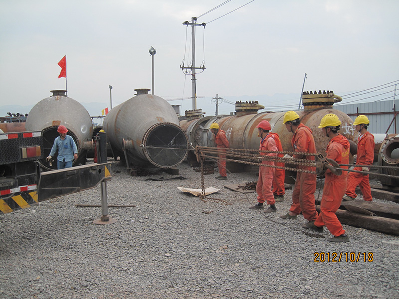 齊心協(xié)力,換熱器管束抽芯(圖1) 齊心協(xié)力,換熱器管束抽芯(圖1)